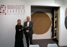Fanny David en Thierry Vanhoutte op de stand van Vanhoutte Carpets.
